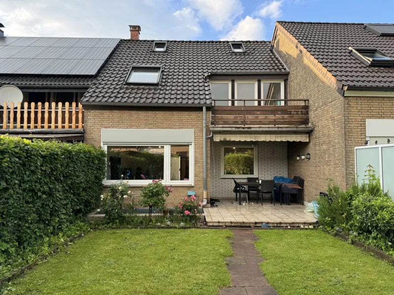 Rückansicht - Haus kaufen in Düsseldorf - Modernes Reihenmittelhaus zum 01.07. bezugsfrei - Wohnen in Bestlage mit Garten und Stellplatz