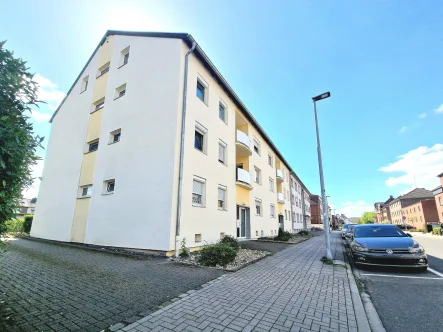 Hausansicht seitlich  - Wohnung kaufen in Viersen - Sanierte DG-Wohnung, zur Eigennutzung, HG nur 158 € im Monat