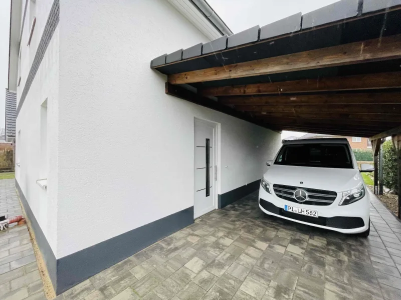 Eingang und Carport