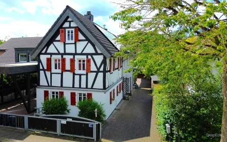 Frontansicht - Haus kaufen in Hennef (Sieg) - Modernes Einfamilienhaus mit Schwimmteich - individuell gestaltet zum Wohlfühlen!