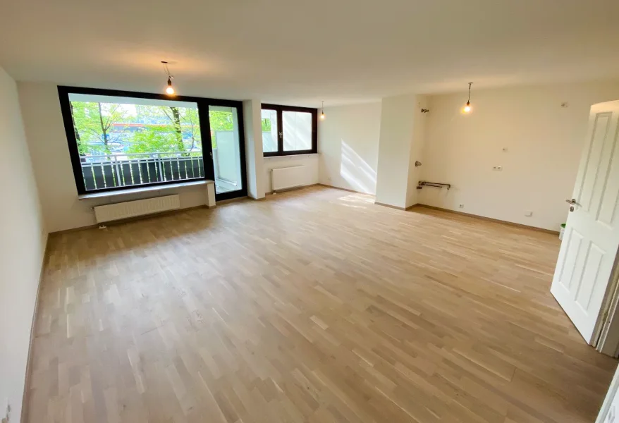 Wohn -/Essbereich - Wohnung kaufen in München - Renovierte 3-Zimmer- Wohnung mit Westloggia in Haidhausen als Kapitalanlage oder zur Selbstnutzung