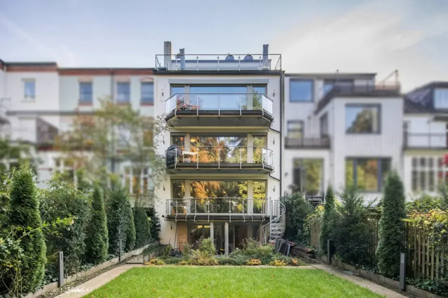 Aussenansicht vom Garten - Wohnung kaufen in Hamburg - Exklusives Penthouse mit Alsterblick und Dachterrasse in idyllischer Grünlage