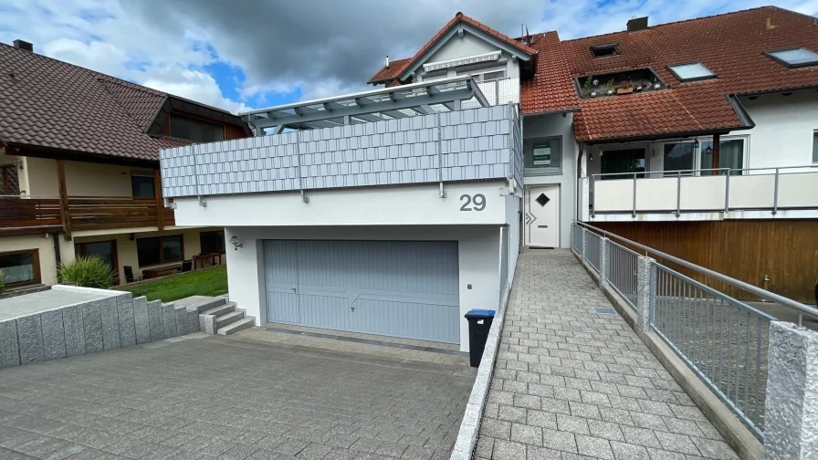 Haus Frontansicht - Haus kaufen in Mundelsheim - tolles Zweifamilienhaus: Perfekt gepflegtes Juwel für zwei Familien!