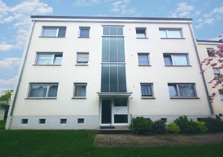 Frontansicht - Wohnung kaufen in Rösrath - Helle Dachgeschosswohnung mit Süd-West Balkon und Garage! Perfektes für Sonnenanbeter!