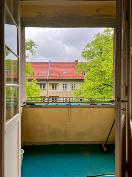 Loggia - Wohnung kaufen in Berlin - Gemütliche Altbauwohnung mit idealer Raumaufteilung in begehrter Lage