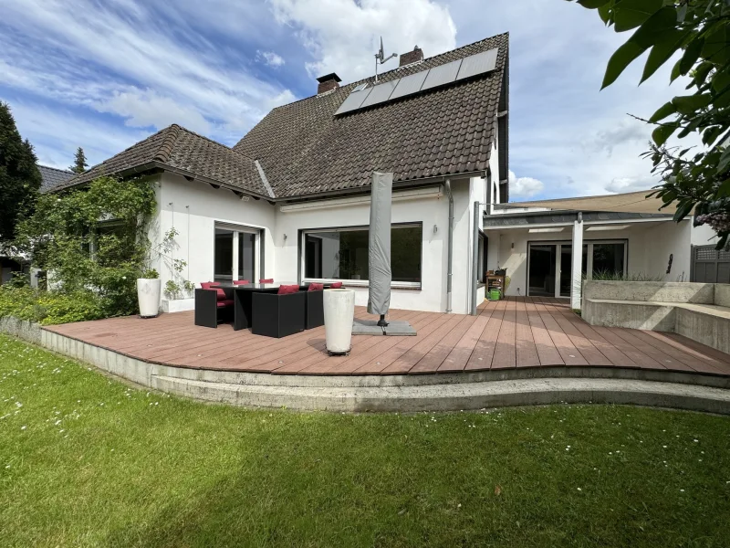 Titelbild - Haus kaufen in Duisburg - Modernes Einfamilienhaus mit charmanten Altbauelementen und uneinsehbarem Garten am Heidberg