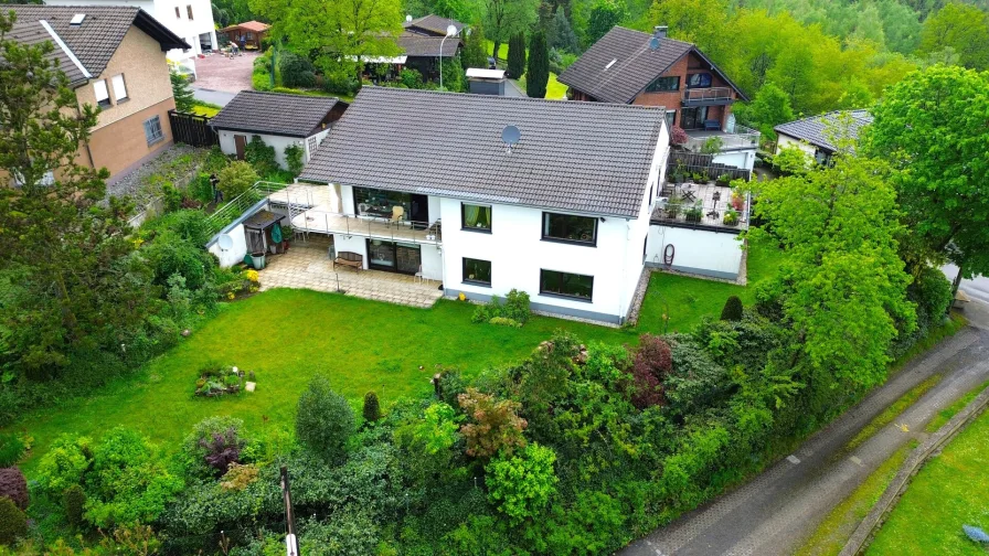 Gartenansicht - Haus kaufen in Bergneustadt - Großzügiges Einfamilienhaus mit Südgarten und Weitblick in begehrter Lage!