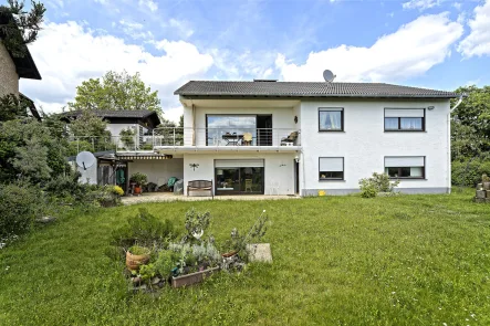 Titelbild - Haus kaufen in Bergneustadt - Zweifamilienhaus mit Südgarten und Weitblick in begehrter Lage!