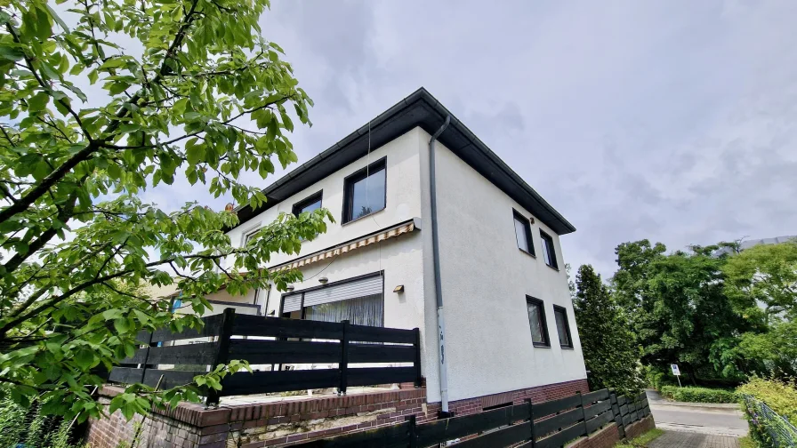 1000072239 - Haus kaufen in Berlin - Gemütliche Doppelhaushälfte mit Sonnenterrasse und Gartenidylle