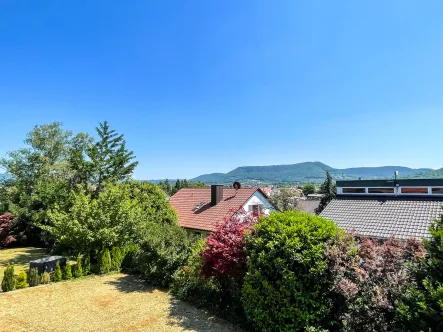 Aussicht Terrasse  - Haus kaufen in Kirchheim unter Teck - Ein echter Blickfang: Modernisiertes Einfamilienhaus mit Sauna, Panoramablick inkl. Ausbaureserve