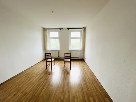 Wohnzimmer - Wohnung kaufen in Leipzig - Wohnen mit Wertsteigerung: Eigentumswohnung in zentrumsnaher Lage, kernsaniert 2012