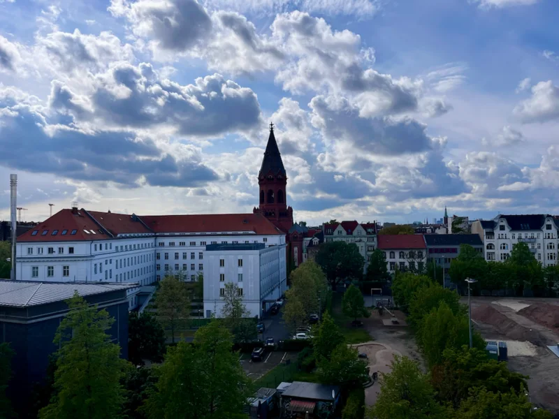 Blick aus Terrasse (West) II - Wohnung kaufen in Berlin - Charmantes Dachgeschoss im Herzen von Kreuzberg: Ideale Gelegenheit zur individuellen Gestaltung