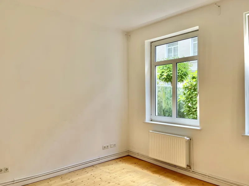 Wohnzimmer - Zinshaus/Renditeobjekt kaufen in Hamburg - In bevorzugter Winterhuder Lage: Lichtdurchflutete und ruhige 2,5-Zimmer-Wohnung mit Terrasse