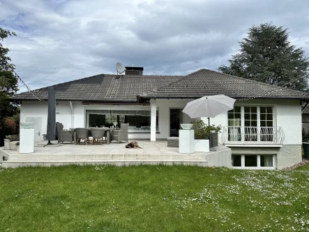 Blick vom Garten - Haus kaufen in Heusenstamm - Eine außerordentliche Villa _ Charme, Lage, Architektur _ vom feinsten!