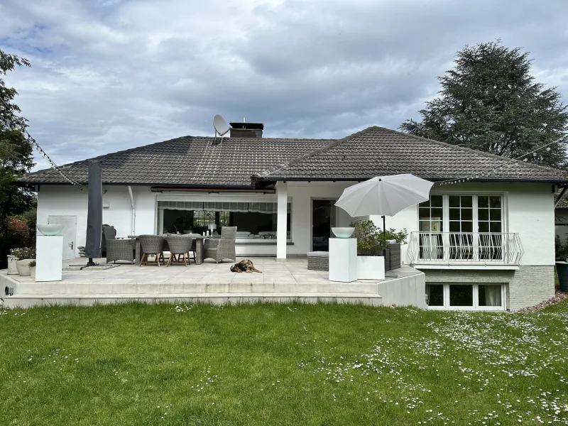 Blick vom Garten - Haus kaufen in Heusenstamm - Eine außerordentliche Villa _ Charme, Lage, Architektur _ vom feinsten!