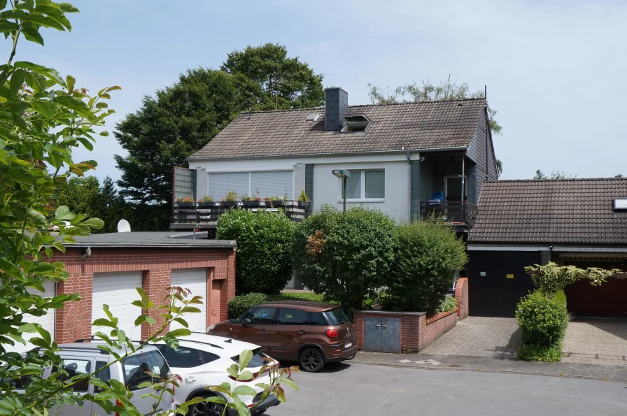 Haus Front (3) - Haus kaufen in Düsseldorf - Mehrfamilienhaus mit 3 Garagen und großem Garten