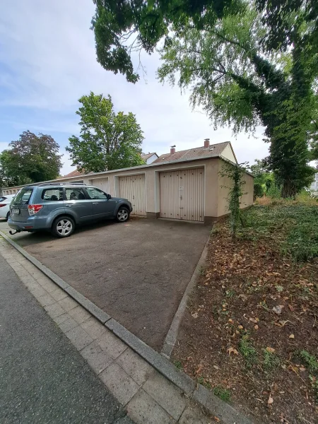 Garage mit Stellplatz