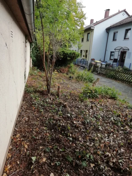 Garagenzeile mit Grünstreifen von hinten