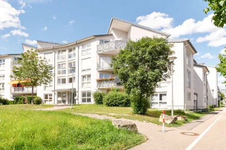 Aussenansicht Gebäude - Wohnung kaufen in Leonberg - Moderne Maisonette-Wohnung mit Parkettboden, Terrasse & Balkon in Leonberg-Eltingen