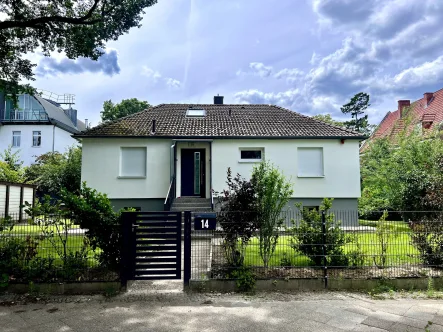 Hausansicht - Wohnung mieten in Berlin - Wunderschönes 4 Zimmer Einfamilienhaus mit Garten, Garage, Terrasse, ausgebautem Keller