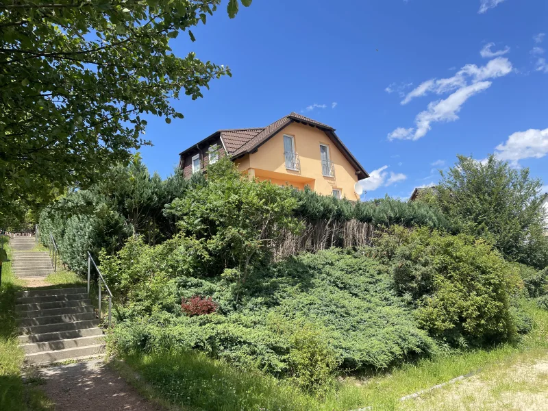 Blick von der Gartenseite - Haus kaufen in Burkhardtsdorf - Talblick deluxe: Freistehendes Einfamilienhaus in ruhiger Lage