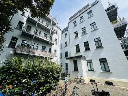 Hofseite - Wohnung kaufen in Leipzig - 3 Zimmer Eigentumswohnung mit Balkon, guter Raumaufteilung und hellen Räumen