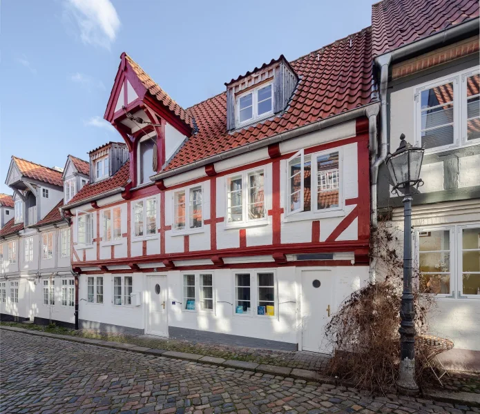 Außenansicht - Haus kaufen in Flensburg - *RESERVIERT* Liebevoll denkmalgerecht saniertes Wohnhaus des 18. Jahrhunderts im Herzen Flensburgs