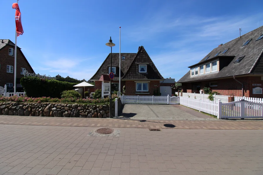 Außenansicht - Haus kaufen in Hörnum (Sylt) - Wohntraum in Hörnum: Freistehendes Zweifamilienhaus mit ca. 294 qm Wohn- und Nutzfläche