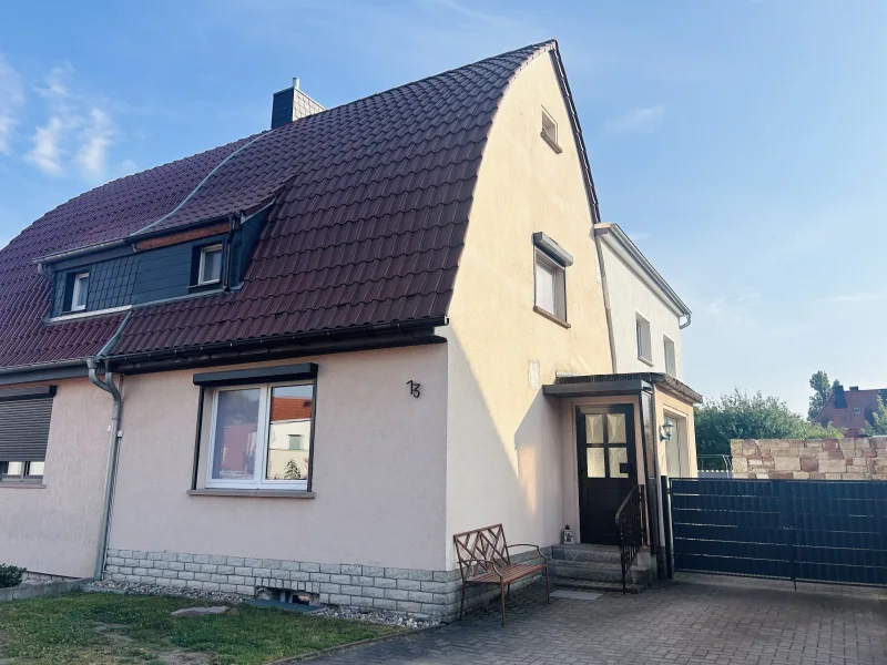 Außenansicht  - Haus kaufen in Merseburg (Saale) - Doppelhaushälfte mit tollem Garten und neuer Heizungsanlage