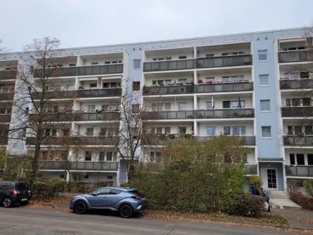 Straßenansicht - Wohnung kaufen in Berlin - Moderne Vier Zimmer Familienwohnung in Marzahn