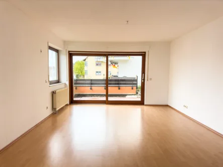 Wohnzimmer - Wohnung kaufen in Grafenau - Bezugsfreie 2,5-Zimmer Wohnung mit Südterrasse und Tiefgaragenstellplatz in Grafenau-Dätzingen!