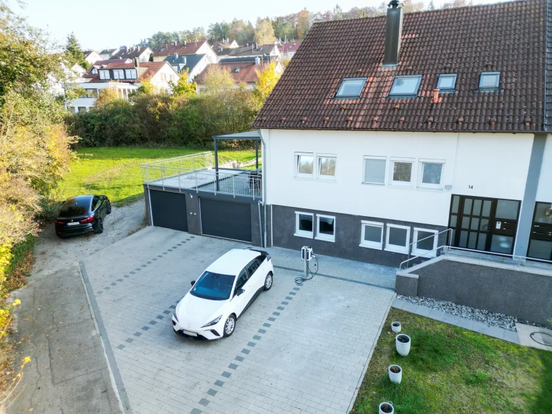 Gebäudeansicht mit Stellplätzen + Garagen - Haus kaufen in Nagold - Familienidyll: Großzügiges Haus mit Garten, 2 Garagen und E-Ladestation in Top-Lage!