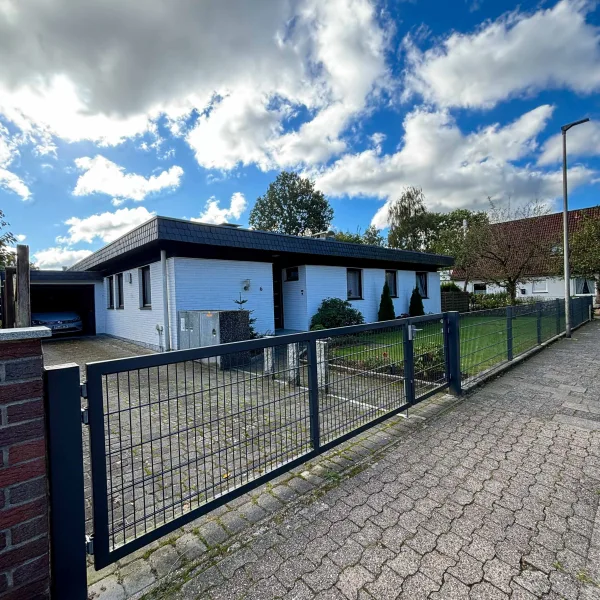 Außenansicht - Haus kaufen in Flensburg - 4-Zimmer Flachdach-Bungalow in ruhiger Sackgassenlage mit Süd-Garten.