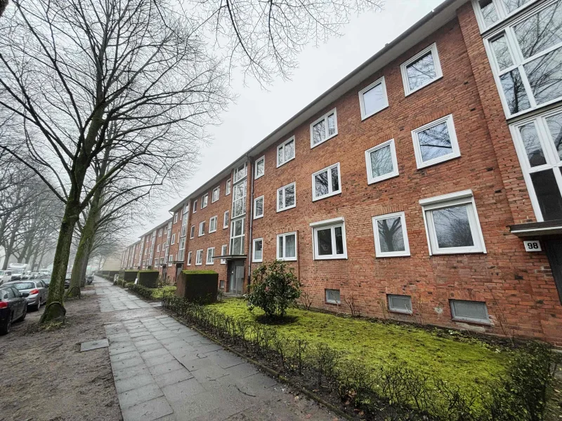 Hausansicht - Wohnung kaufen in Hamburg - Modernisierte 2,5 Zimmerwohnung mit Kaminheizung und großem Balkon