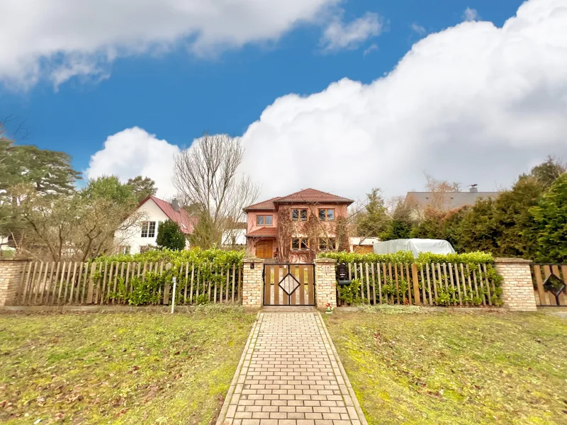 Ansicht Vorgarten - Haus kaufen in Falkensee - Haus am See, 25 Min. von Charlottenburg! Ideal aufgeteilt, XL-Garten ruhig, angenehme Nachbarschaft.