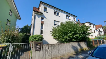 Hausansicht von Straße - Haus kaufen in Offenbach am Main - Top gelegenes Mehrfamilienhaus in ruhiger Bestlage Offenbachs – Perfekte Anbindung !