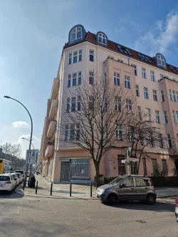 Fassade - Gastgewerbe/Hotel mieten in Berlin - Perfekt für Cafés! Große Schaufensterfront an frequentierter Straße und viel Lagerfläche.