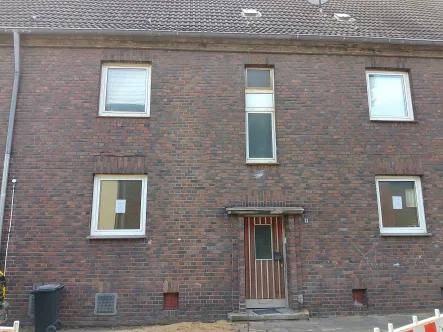 Hauseingang Front - Haus kaufen in Duisburg - Ruheoase in Sackgasse: 3 Wohnungen mit Garten, ausbaufähiges Dachgeschoss!