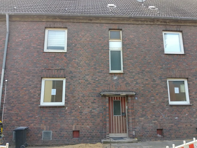 Hauseingang Front - Haus kaufen in Duisburg - Ruheoase in Sackgasse: 3 Wohnungen mit Garten, ausbaufähiges Dachgeschoss!