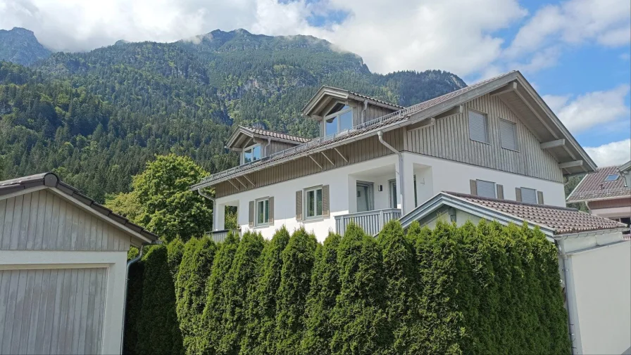 Südseite - Haus kaufen in Garmisch-Partenkirchen - Moderne Doppelhaushälfte mit Blick auf Wettersteingebirge & Zugspitze in familienfreundlicher Lage.