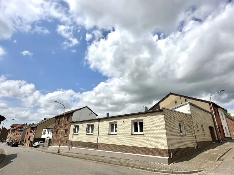 Außenansicht  - Haus kaufen in Niederzier - Alle unter einem Dach! Bungalow mit Bauernhausanbau! Ca. 185 m2 Fläche, top zentral in Niederziehr