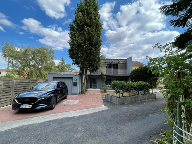 Hauseingang Totale mit Garage - Haus mieten in Wiesbaden / Am Fort Biehler - Doppelhaushälfte für die große Familie. Sehr Zentrale Lage. Am Fort Biehler in Mainz-Kastel