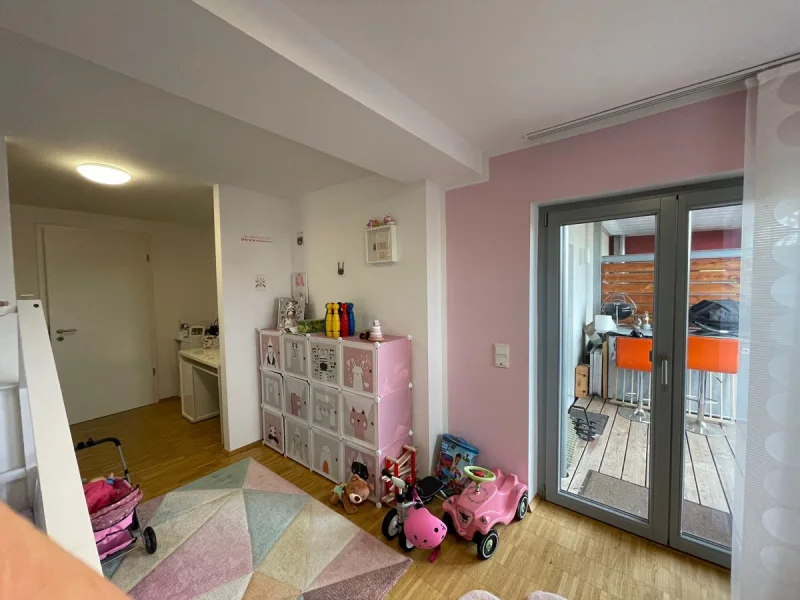 Kinderzimmer mit Ausgang zum Balkon + Garten-1
