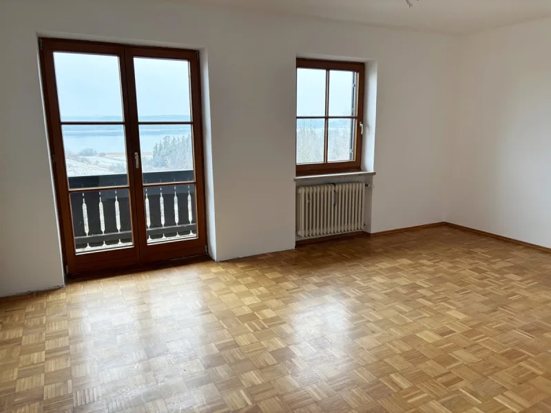 Wohnzimmer mit Zugang zum Balkon 