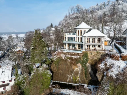 Anwesen im Winter - Haus kaufen in Neubeuern - Exklusives Anwesen in Neubeuern: Luxus, Eleganz und außergewöhnliches Design