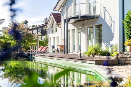 Bezaubernder Garten mit Schwimmteich - Haus kaufen in Kolbermoor - Lichtfülle, Natur und Privatsphäre:Stilvolles Zuhause mit Gartenidylle und Schwimmteich