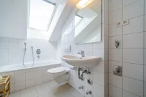 Badezimmer mit Tageslicht in separater Wohnung (Nebengebäude)