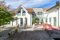 Hochwertig angelegter Terrassenbereich