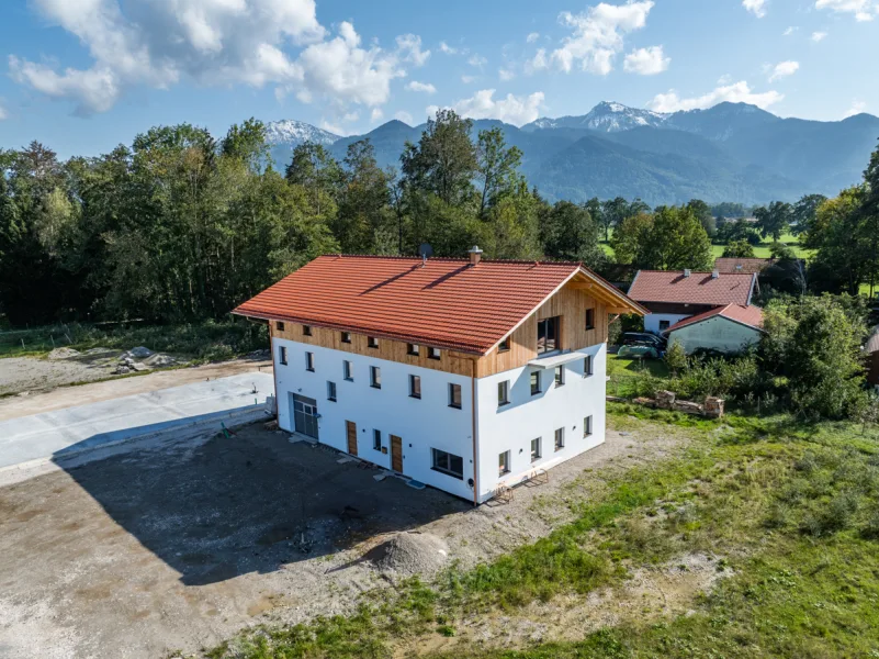 Hausansicht - Büro/Praxis mieten in Übersee - Lichtdurchflutete Mietfläche: Perfekt für Fotostudios – flexibel gestaltbar & modern ausgestattet