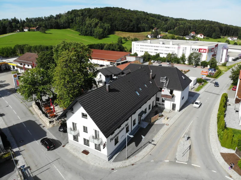 Luftbild - Gastgewerbe/Hotel kaufen in Fürstenstein - Gaststätte mit Biergarten, Gästezimmer, Pächterwohnung und Dartraum im Herzen von Fürstenstein